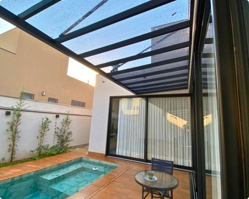 Cobertura modelo Pérgola em policarbonato compacto fumê