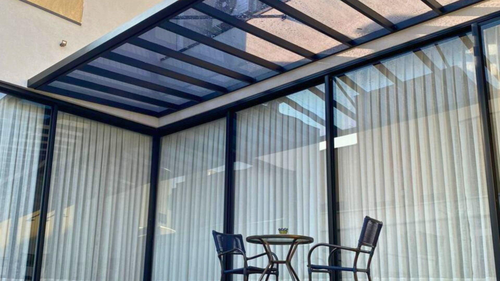 Cobertura modelo pérgola em policarbonato compacto fumê