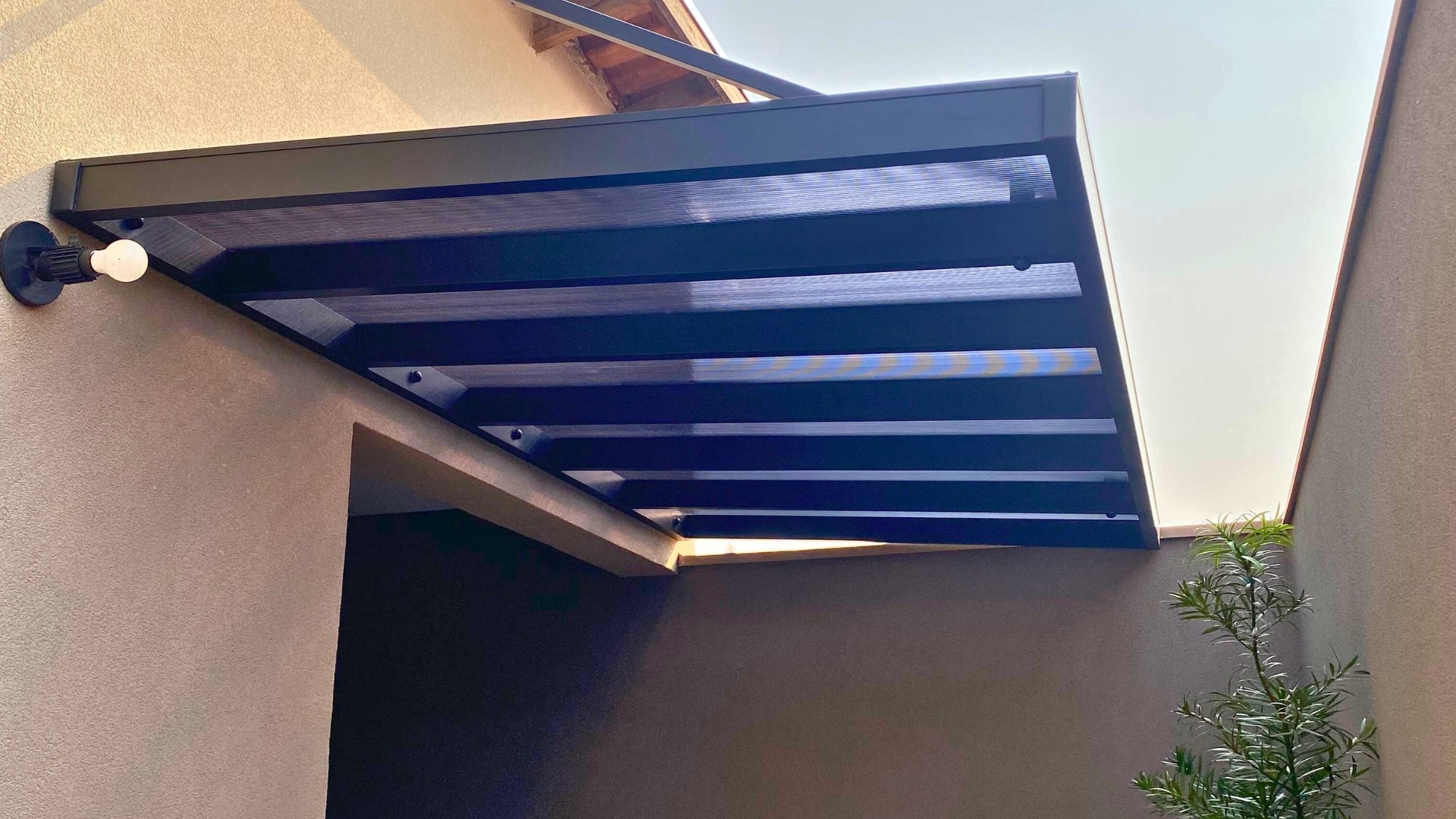 Cobertura modelo pérgola em policarbonato alveolar UVolar 6 mm