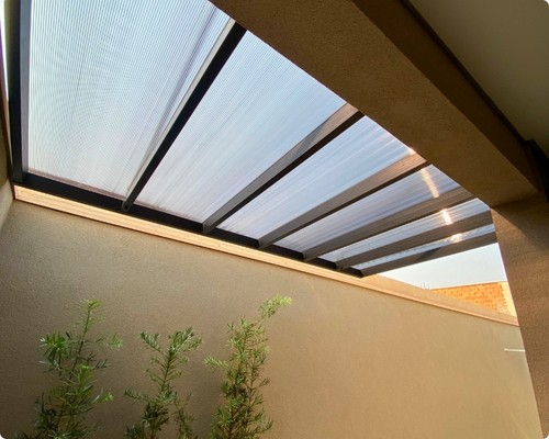 Cobertura abre e fecha em alumínio com policarbonato compacto