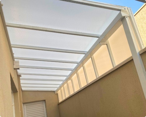 Cobertura fixa em estrutura de aço carbono branco leitoso