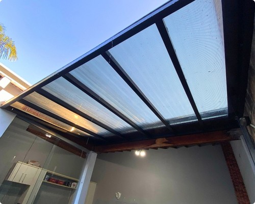 Cobertura fixa em policarbonato alveolar com estrutura em alumínio