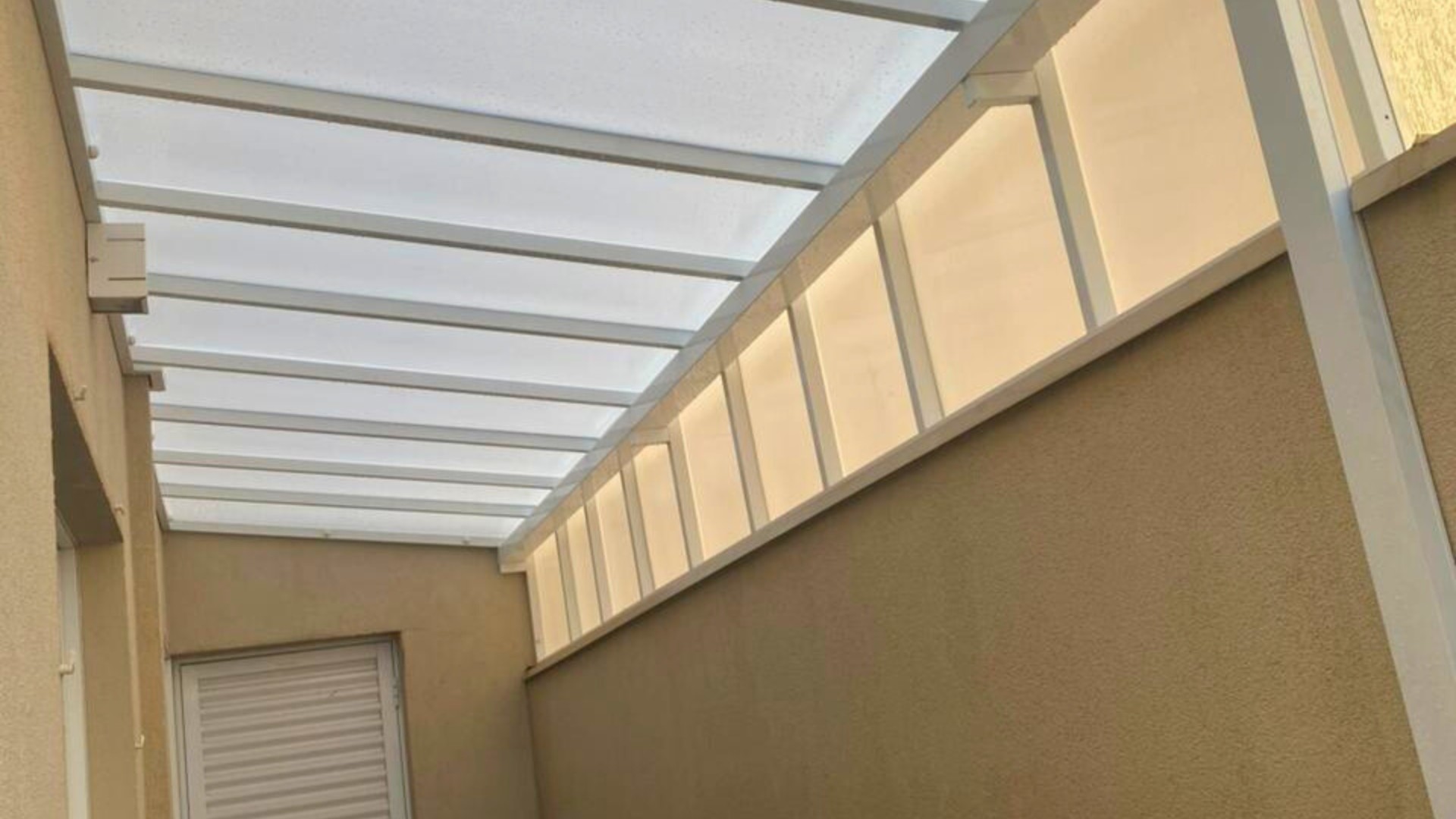 Cobertura fixa em estrutura de aço carbono branco leitoso