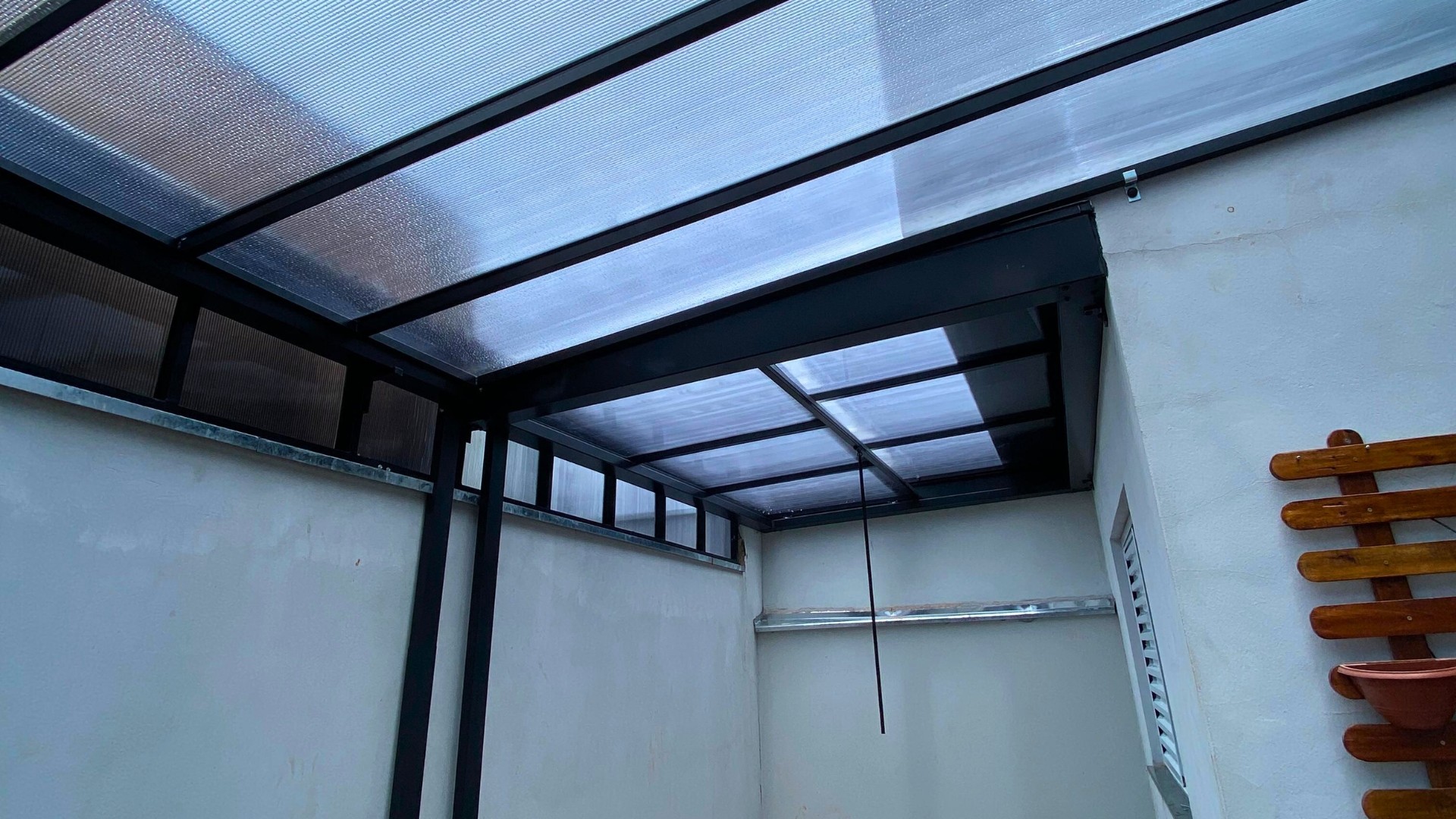 Cobertura fixa em policarbonato alveolar com estrutura em alumínio