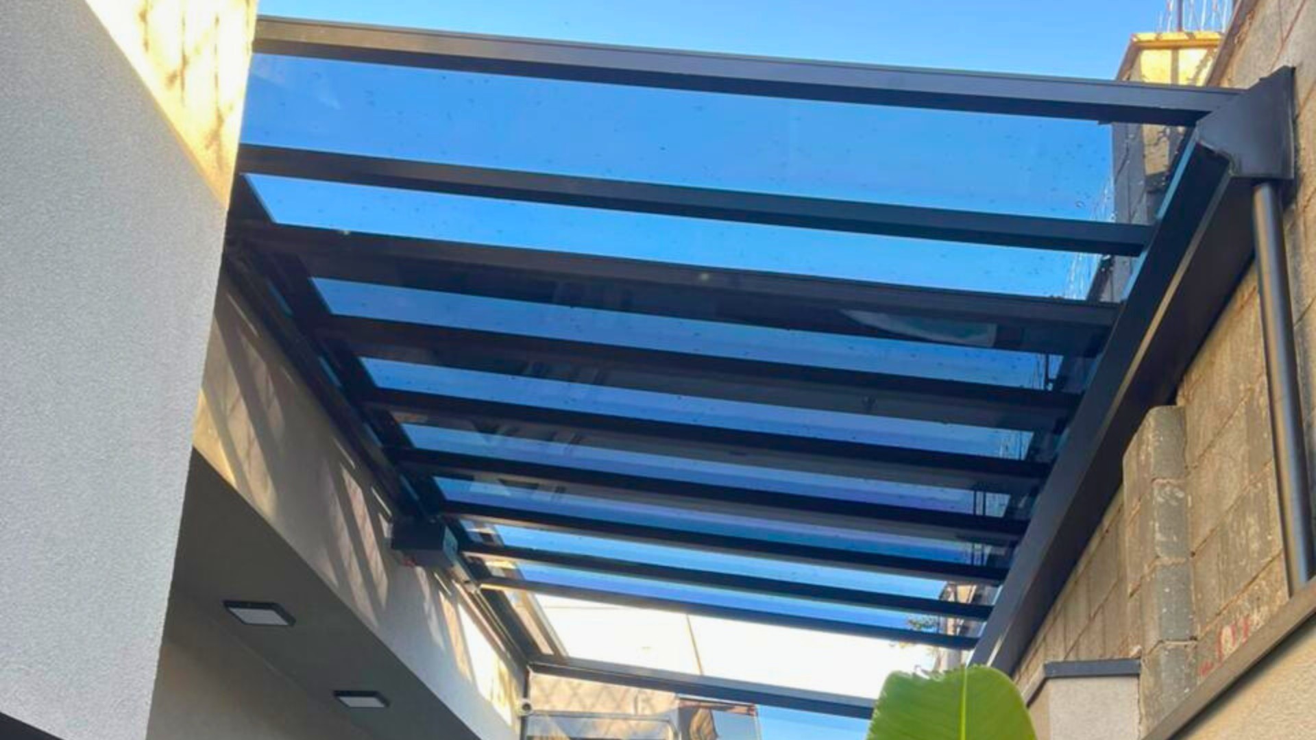 Cobertura abre e fecha em alumínio com policarbonato compacto