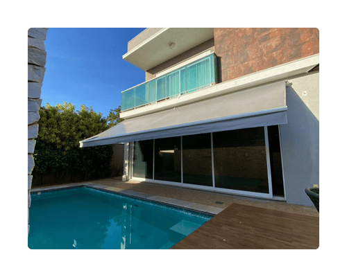 Toldo articulado automatizado em lona vinil 