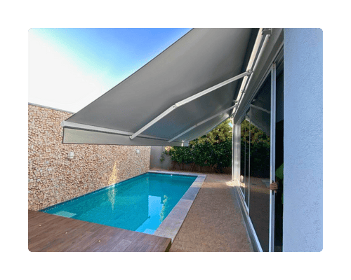 Toldo articulado automatizado em tecido acrílico