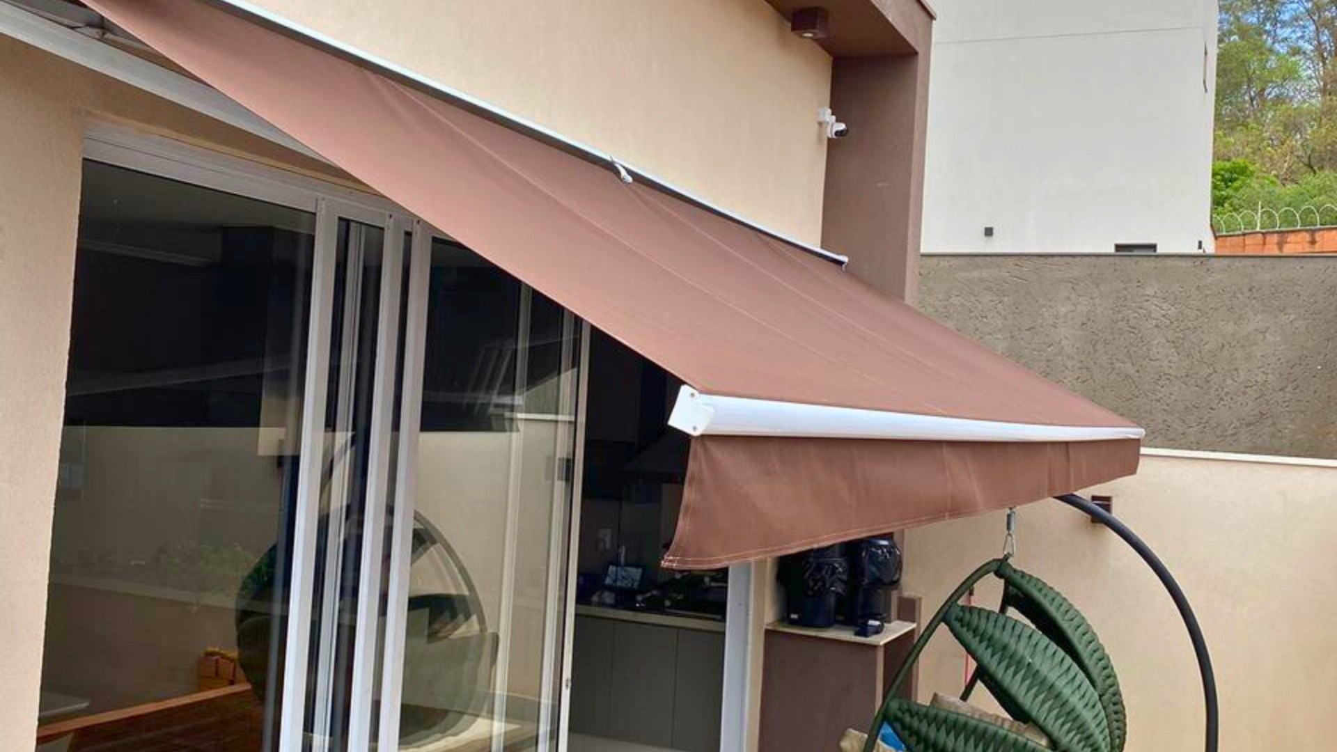 Toldo articulado automatizado em tecido acrílico (náutico)
