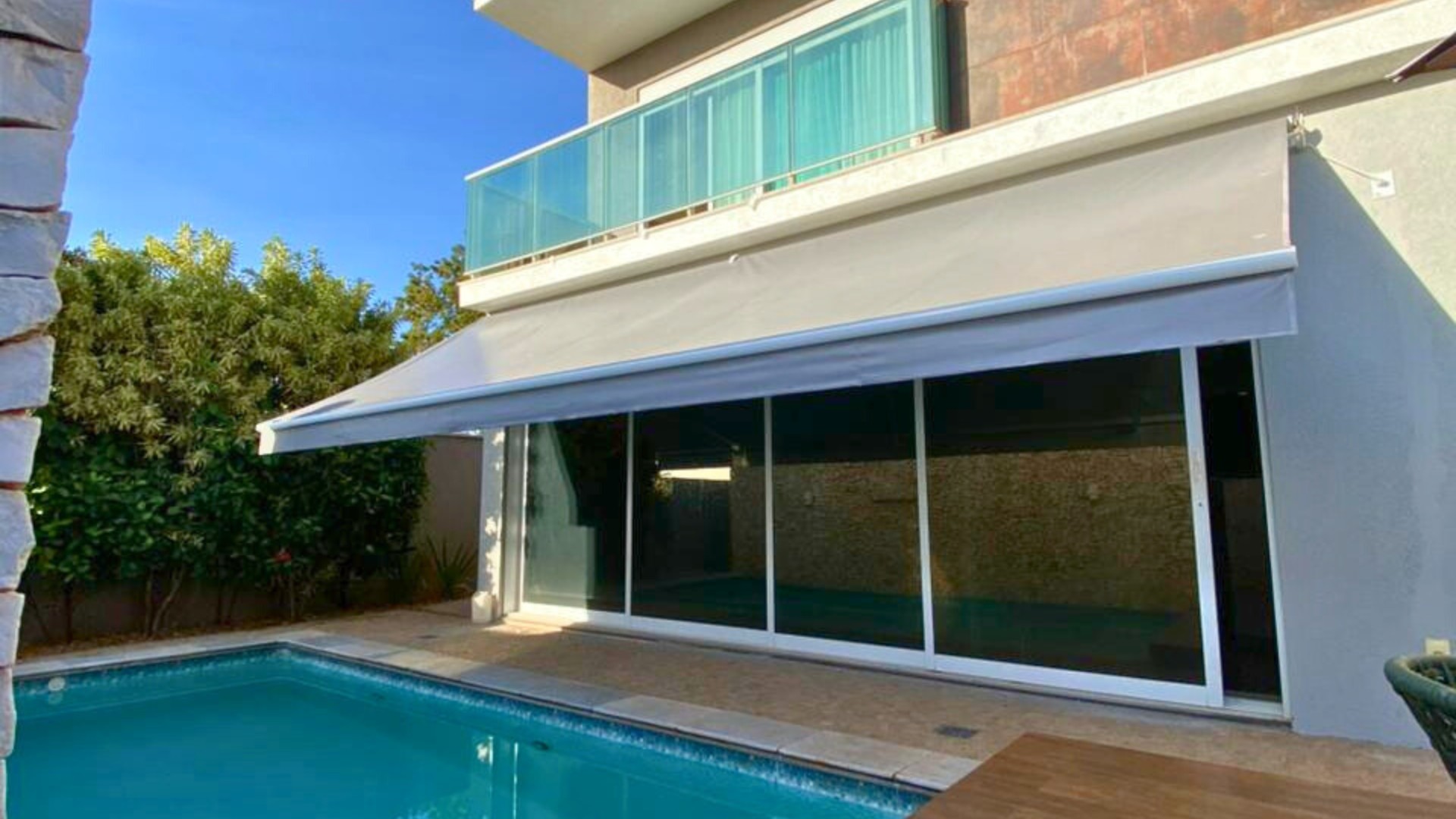 Toldo articulado automatizado em lona vinil